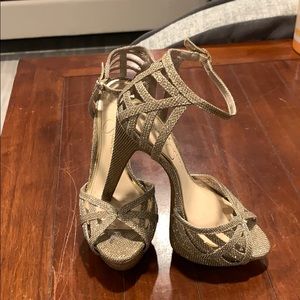 Great condition Gold Jessica Simpson heels